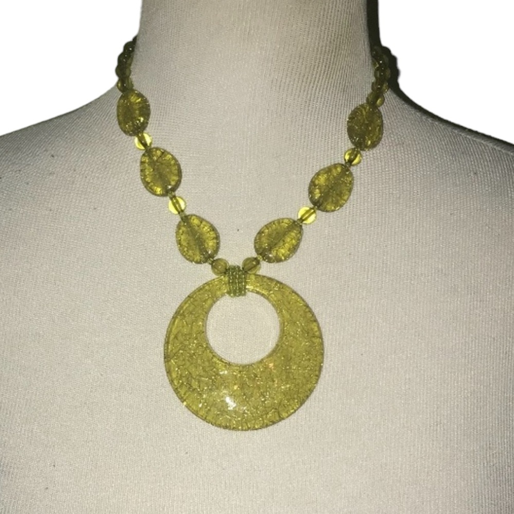 LIGHT GREEN BEADED PENDANT FASHION NECKLACE - Picture 1 of 4